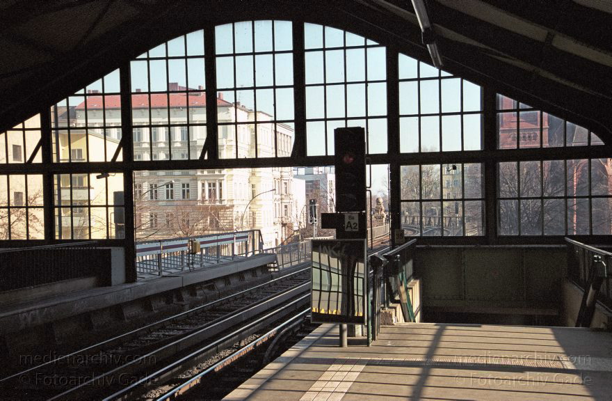 Berlin. Schöneberg. U-Bahn Station. Bahnhof Kurfürstenstraße Nahverkehr.
15. 3. 2003. Berlin. Schöneberg. U-Bahn Station. Bahnhof Kurfürstenstraße Nahverkehr.
Schlüsselwörter: Bahnhof;Berlin;Deutschland;Germany;Kurfürstenstraße;Schöneberg;2003;U-Bahn