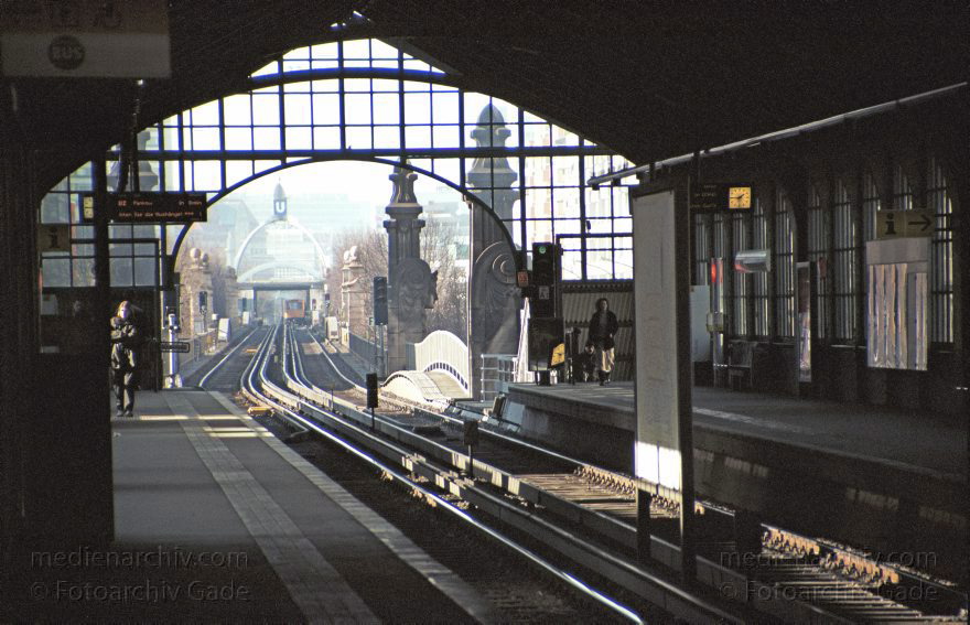 Berlin. Schöneberg. U-Bahn Station. Bahnhof Kurfürstenstraße Nahverkehr.
15. 3. 2003. Berlin. Schöneberg. U-Bahn Station. Bahnhof Kurfürstenstraße Nahverkehr.
Schlüsselwörter: Berlin;Deutschland;Germany;Kurfürstenstraße;Schöneberg;U-Bahn;U-Bahnhof;2003;U-Bahnstation