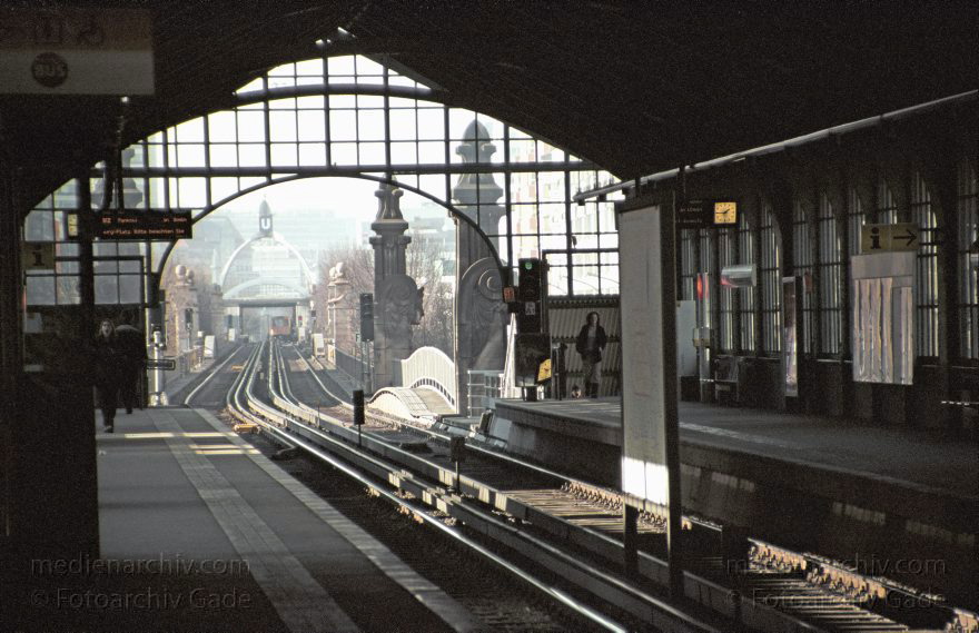 Berlin. Schöneberg. U-Bahn Station. Bahnhof Kurfürstenstraße Nahverkehr.
15. 3. 2003. Berlin. Schöneberg. U-Bahn Station. Bahnhof Kurfürstenstraße Nahverkehr.
Schlüsselwörter: Berlin;Deutschland;Germany;Kurfürstenstraße;Schöneberg;U-Bahn;U-Bahnhof;2003;U-Bahnstation