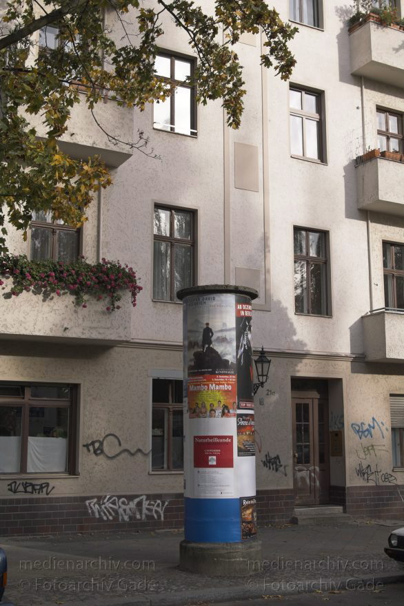 Berlin. Schöneberg. Littfaßsäule in der Cheruskerstraße
26. 10. 2006. Berlin. Schöneberg. Haus in der Cherusker Straße. Littfaßsäule
Schlüsselwörter: Berlin;Cherusker Straße;Deutschland;Germany;Littfaßsäule;2006;Schöneberg