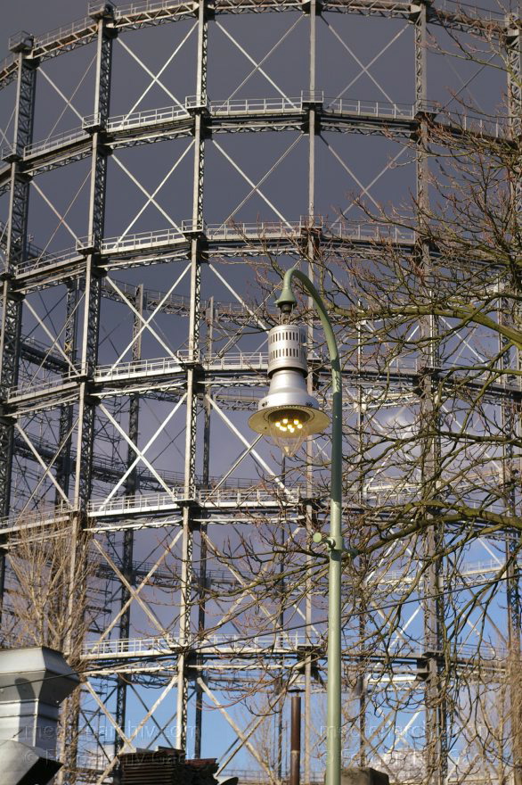 Berlin. Schöneberg. Stillgelegter Gasometer der GASAG.straßenlaterne. Gaslampe.straßenbeleuchtung. Energie.
3. 2. 2005. Berlin. Schöneberg. Stillgelegter Gasometer der GASAG. Straßenlaterne. Gaslampe. Straßenbeleuchtung. Energie.
Schlüsselwörter: Berlin;Deutschland;Gasag;Gasometer;Germany;Schöneberg;2005;Stadtgas