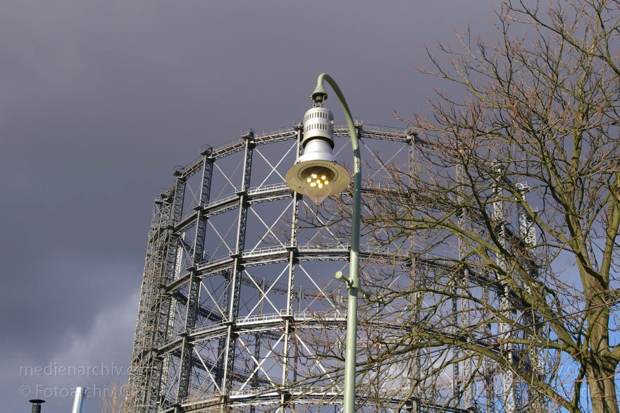Berlin. Schöneberg. Stillgelegter Gasometer der GASAG.straßenlaterne. Gaslampe.straßenbeleuchtung. Energie.
3. 2. 2005. Berlin. Schöneberg. Stillgelegter Gasometer der GASAG. Straßenlaterne. Gaslampe. Straßenbeleuchtung. Energie.
Schlüsselwörter: Berlin;Deutschland;Gasag;Gasometer;Germany;Schöneberg;2005;Stadtgas