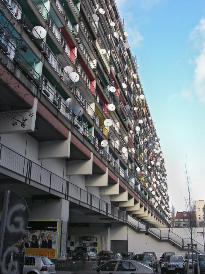Berlin. Schöneberg. Hochhaus an der Pallasstraße
6. 1. 2005. Berlin. Schöneberg. Hochhaus an der Pallasstraße. Fassade mit Balkons und Satellitenschüsseln. Sozialpalast
Schlüsselwörter: Balkons;Berlin;Deutschland;Germany;Satellitenschüsseln;2005;Schöneberg