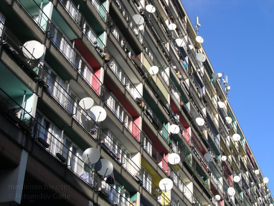 Berlin. Schöneberg. Hochhaus an der Pallasstraße. Fassade mit Balkons und Satellitenschüsseln.
6. 1. 2005. Berlin. Schöneberg. Hochhaus an der Pallasstraße. Fassade mit Balkons und Satellitenschüsseln.
Schlüsselwörter: Balkons;Berlin;Deutschland;Fassade;Germany;Pallasstraße;Satellitenschüsseln;2005;Schöneberg