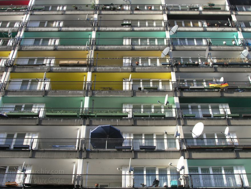 Berlin. Schöneberg. Hochhaus an der Pallasstraße. Fassade mit Balkons und Satellitenschüsseln.
6. 1. 2005. Berlin. Schöneberg. Hochhaus an der Pallasstraße. Fassade mit Balkons und Satellitenschüsseln.
Schlüsselwörter: Balkons;Berlin;Deutschland;Fassade;Germany;Pallasstraße;Satellitenschüsseln;2005;Schöneberg