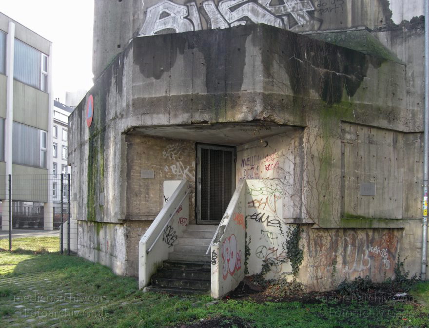 Berlin. Schöneberg. Bunker an der Pallasstraße.
6. 1. 2005. Berlin. Schöneberg. Bunker an der Pallasstraße.
Schlüsselwörter: Berlin;Bunker;Deutschland;Germany;Pallasstraße;2005;Schöneberg