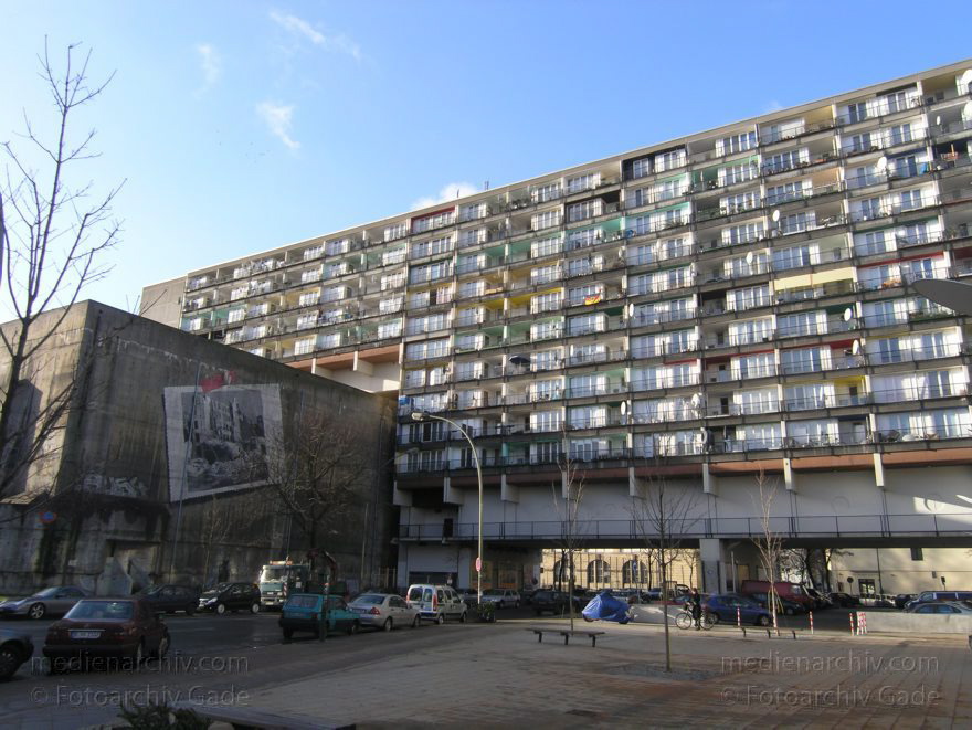 Berlin. Schöneberg. Hochhaus an der Pallasstraße. Fassade mit Balkons und Satellitenschüsseln. Links: Bunker
6. 1. 2005. Berlin. Schöneberg. Hochhaus an der Pallasstraße. Fassade mit Balkons und Satellitenschüsseln. Links: Bunker
Schlüsselwörter: Balkons;Berlin;Deutschland;Fassade;Germany;Pallasstraße;Satellitenschüsseln;2005;Schöneberg