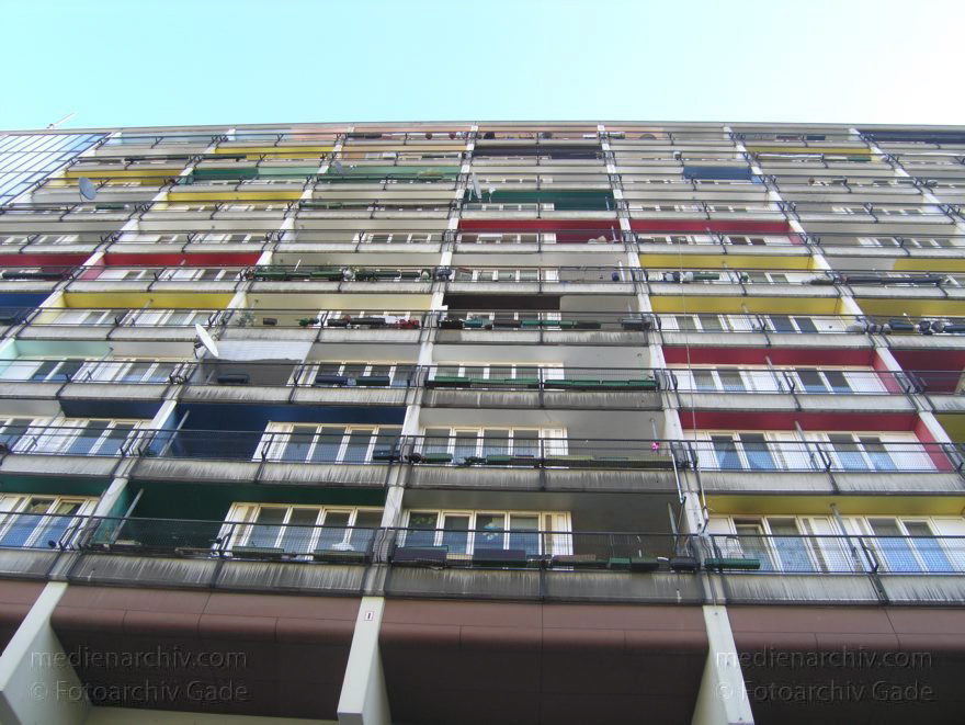 Berlin. Schöneberg. Hochhaus an der Pallasstraße. Fassade mit Balkons und Satellitenschüsseln.
6. 1. 2005. Berlin. Schöneberg. Hochhaus an der Pallasstraße. Fassade mit Balkons und Satellitenschüsseln.
Schlüsselwörter: Balkons;Berlin;Deutschland;Fassade;Germany;Pallasstraße;Satellitenschüsseln;2005;Schöneberg