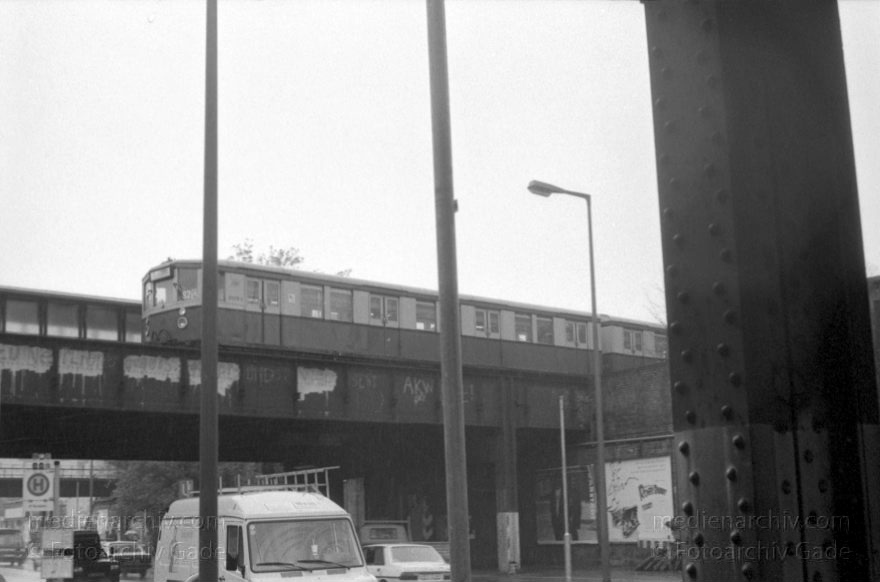 Berlin. Schöneberg. Yorckbrückengelände. Gleise. Eisenbahn
November 1988. Deutschland. Berlin. Schöneberg. Yorckbrückengelände. Gleise. Eisenbahn. S-Bahn
Schlüsselwörter: Berlin;Deutschland;Eisenbahn;Gelände;Germany;Gleise;S-Bahn;Schöneberg;1988;Yorckbrücken