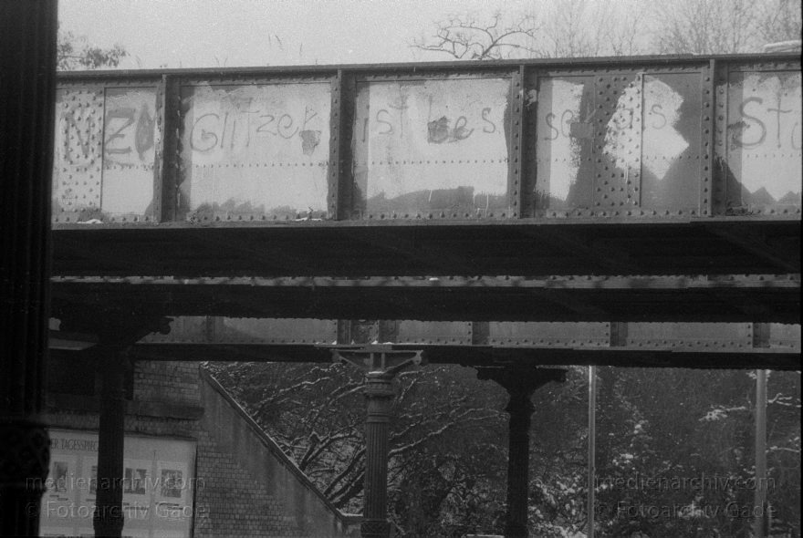 Berlin. Schöneberg. Yorckbrücken
November 1988. Berlin. Schöneberg. Yorckbrücken
Schlüsselwörter: Berlin;Germany;Schöneberg;1988;Yorckbrücken