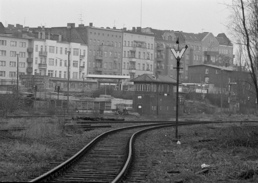 Berlin. Schöneberg. Yorckbrücken
11. 12. 1988. Berlin. Schöneberg. Schienen und Gleise oberhalb der Yorckbrücken
Schlüsselwörter: Berlin;Eisenbahn;Germany;Gleise;Schienen;Schöneberg;1988;Yorckbrücken