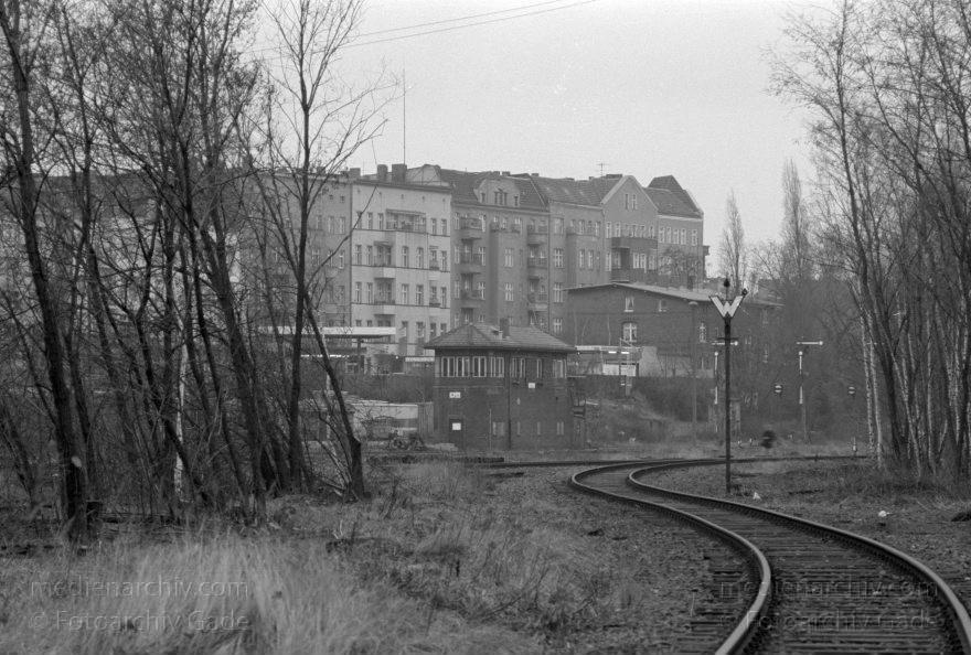 Berlin. Schöneberg. Yorckbrücken
11. 12. 1988. Berlin. Schöneberg. Schienen und Gleise oberhalb der Yorckbrücken
Schlüsselwörter: Berlin;Eisenbahn;Germany;Gleise;Schienen;Schöneberg;1988;Yorckbrücken