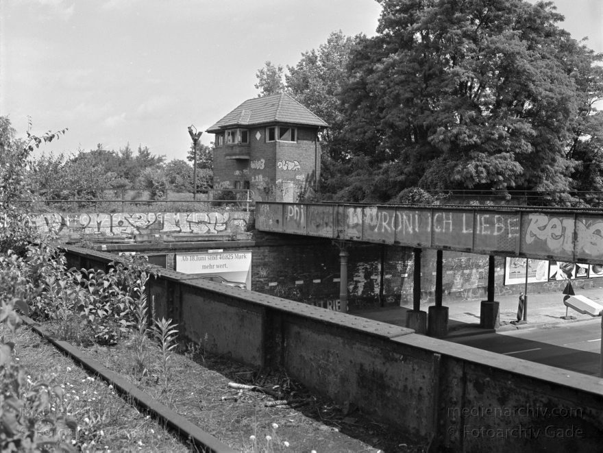 Berlin. Schöneberg. Yorckbrückengelände. Gleise. Eisenbahn
Juli 1993. Deutschland. Berlin. Schöneberg. Yorckbrückengelände. Gleise. Eisenbahn
Schlüsselwörter: Berlin;Deutschland;Eisenbahn;Gelände;Germany;Gleise;Schöneberg;1993;Yorckbrücken