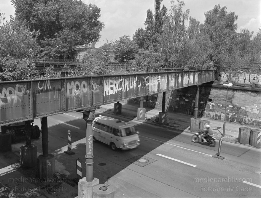 Berlin. Schöneberg. Yorckbrückengelände. Gleise. Eisenbahn
Juli 1993. Deutschland. Berlin. Schöneberg. Yorckbrückengelände. Gleise. Eisenbahn
Schlüsselwörter: Berlin;Deutschland;Eisenbahn;Gelände;Germany;Gleise;Schöneberg;1993;Yorckbrücken