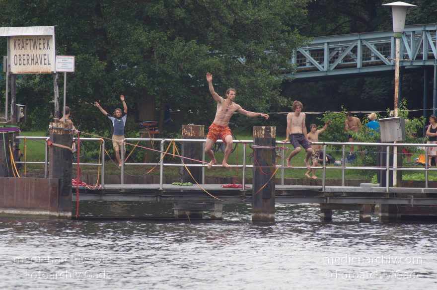Berlin. Spandau. Balancieren auf Seilen an der Havel
8. 7. 2012. Berlin. Spandau. Balancieren auf Seilen beim Teufelsseekanal im Mündungsbereich zur Havel mit dem Oberhavelsteg
Schlüsselwörter: Balancieren;Berlin;Deutschland;Germany;Havel;Spandau;2012;Sport