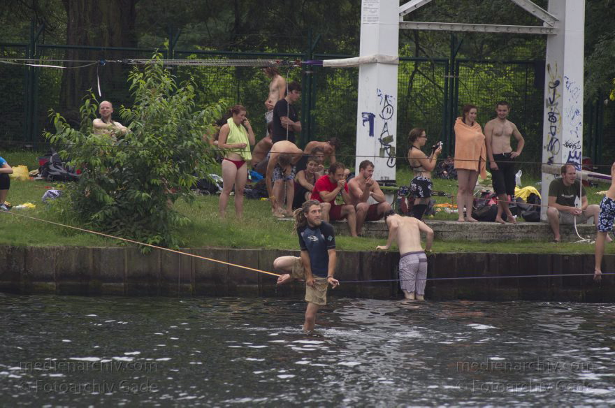 Berlin. Spandau. Balancieren auf Seilen an der Havel
8. 7. 2012. Berlin. Spandau. Balancieren auf Seilen beim Teufelsseekanal im Mündungsbereich zur Havel mit dem Oberhavelsteg
Schlüsselwörter: Balancieren;Berlin;Deutschland;Germany;Havel;Spandau;2012;Sport