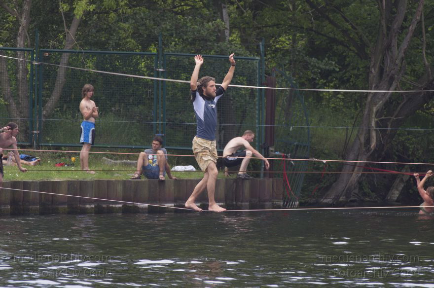 Berlin. Spandau. Balancieren auf Seilen an der Havel
8. 7. 2012. Berlin. Spandau. Balancieren auf Seilen beim Teufelsseekanal im Mündungsbereich zur Havel mit dem Oberhavelsteg
Schlüsselwörter: Balancieren;Berlin;Deutschland;Germany;Havel;Spandau;2012;Sport