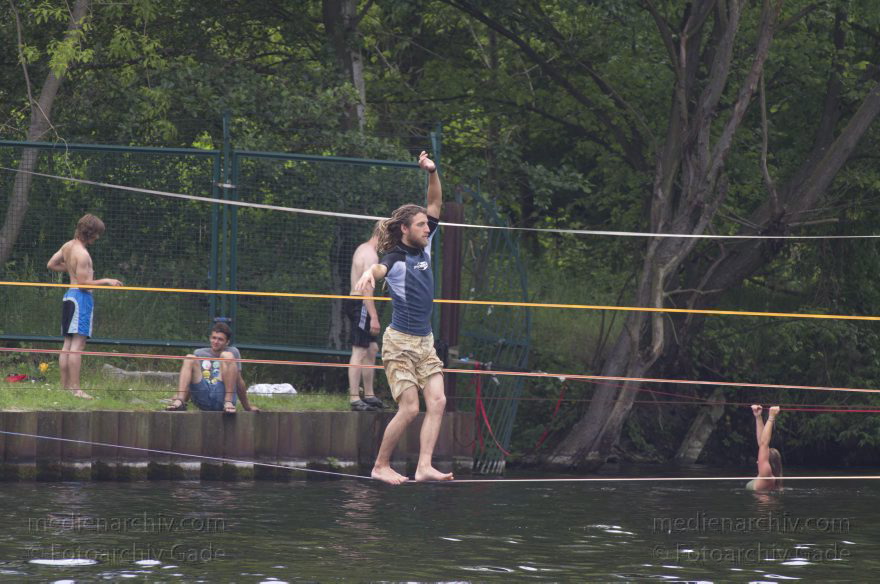 Berlin. Spandau. Balancieren auf Seilen an der Havel
8. 7. 2012. Berlin. Spandau. Balancieren auf Seilen beim Teufelsseekanal im Mündungsbereich zur Havel mit dem Oberhavelsteg
Schlüsselwörter: Balancieren;Berlin;Deutschland;Germany;Havel;Spandau;2012;Sport