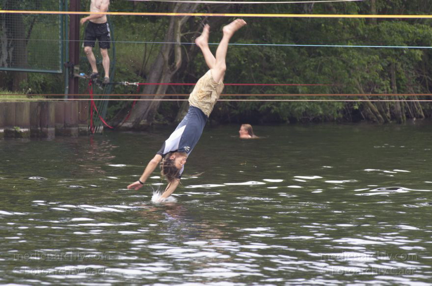 Berlin. Spandau. Balancieren auf Seilen an der Havel
8. 7. 2012. Berlin. Spandau. Balancieren auf Seilen beim Teufelsseekanal im Mündungsbereich zur Havel mit dem Oberhavelsteg
Schlüsselwörter: Balancieren;Berlin;Deutschland;Germany;Havel;Spandau;2012;Sport