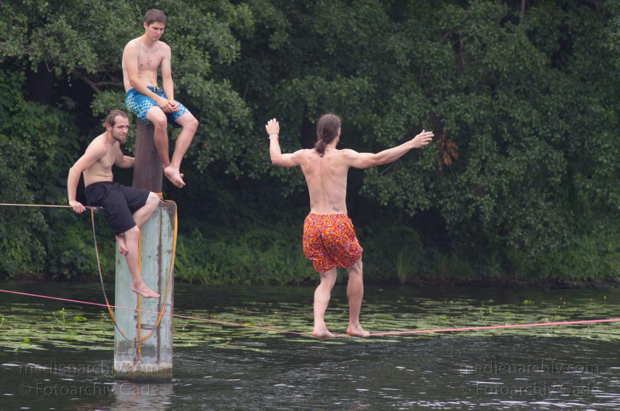 Berlin. Spandau. Balancieren auf Seilen an der Havel
8. 7. 2012. Berlin. Spandau. Balancieren auf Seilen beim Teufelsseekanal im Mündungsbereich zur Havel mit dem Oberhavelsteg
Schlüsselwörter: Balancieren;Berlin;Deutschland;Germany;Havel;Spandau;2012;Sport