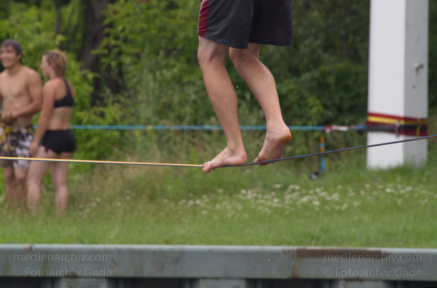 Berlin. Spandau. Balancieren auf Seilen an der Havel
8. 7. 2012. Berlin. Spandau. Balancieren auf Seilen beim Teufelsseekanal im Mündungsbereich zur Havel mit dem Oberhavelsteg
Schlüsselwörter: Balancieren;Berlin;Deutschland;Germany;Havel;Spandau;2012;Sport