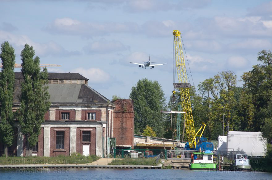Berlin. Flugzeug tief über Spandau im Landeanflug auf den Flughafen Tegel. Havel
14. 8. 2012. Berlin. Flugzeug tief über Spandau im Landeanflug auf den Flughafen Tegel. Fluss Havel
Schlüsselwörter: Berlin;Deutschland;fliegen;Flugzeuge;Fluss;Germany;Havel;Landeanflug;Spandau;2012;tief