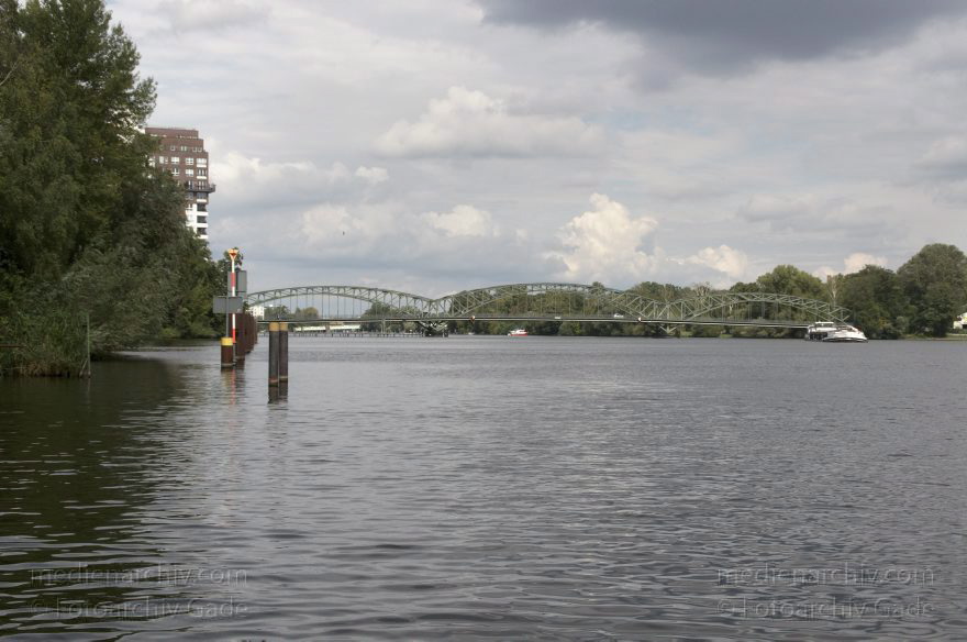 Berlin. Spandau. Havel-Oder-Wasserstraße. Wasserstadtbrücke
31. 8. 2011. Berlin. Spandau. Fluss. Havel. Havel-Oder-Wasserstraße. Wasserstadtbrücke
Schlüsselwörter: Berlin;Deutschland;Germany;Havel;Havel-Oder-Wasserstraße;Spandau;2011;Wasserstadtbrücke