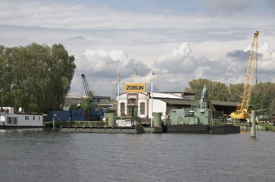 Berlin. Spandau. Havel-Oder-Wasserstraße. Werft Züblin
31. 8. 2011. Berlin. Spandau. Fluss. Havel. Havel-Oder-Wasserstraße. Werft Züblin
Schlüsselwörter: Berlin;Binnenschiffe;Boote;Deutschland;Germany;Havel;Havel-Oder-Wasserstraße;Schiffe;Spandau;Werft;2011;Züblin