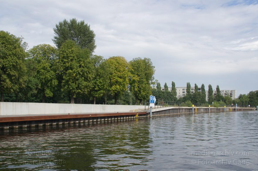 Berlin. Spandau. Ehemaliger Binnenschiffhafen am Havel. Heute: Sportbootliegeplatz am Hohenzollernpark
28. 8. 2012. Berlin. Spandau. Ehemaliger Binnenschiffhafen am Fluss Havel. Heute: Sportbootliegeplatz am Hohenzollernpark
Schlüsselwörter: Berlin;Deutschland;Fluss;Germany;Havel;Hohenzollernpark;Spandau;2012;Sportbootliegeplatz