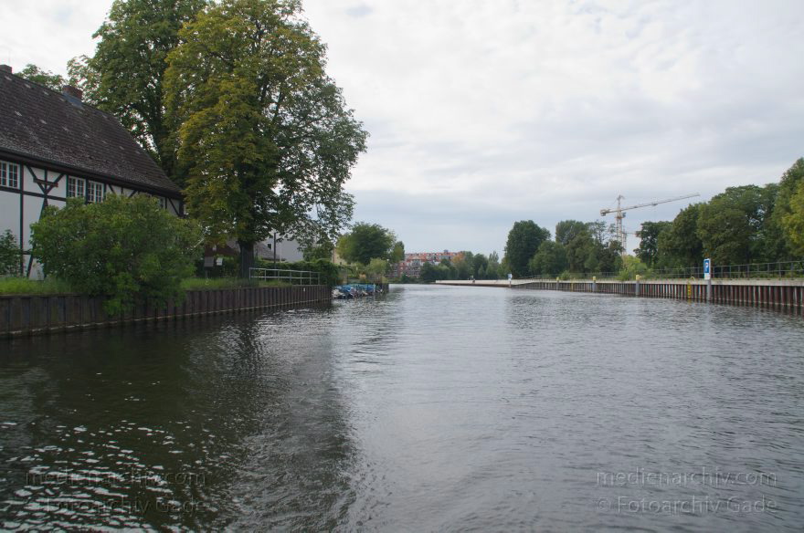Berlin. Spandau. Ehemaliger Binnenschiffhafen am Havel. Heute: Sportbootliegeplatz am Hohenzollernpark
28. 8. 2012. Berlin. Spandau. Ehemaliger Binnenschiffhafen am Fluss Havel. Heute: Sportbootliegeplatz am Hohenzollernpark
Schlüsselwörter: Berlin;Deutschland;Fluss;Germany;Havel;Hohenzollernpark;2012;Spandau