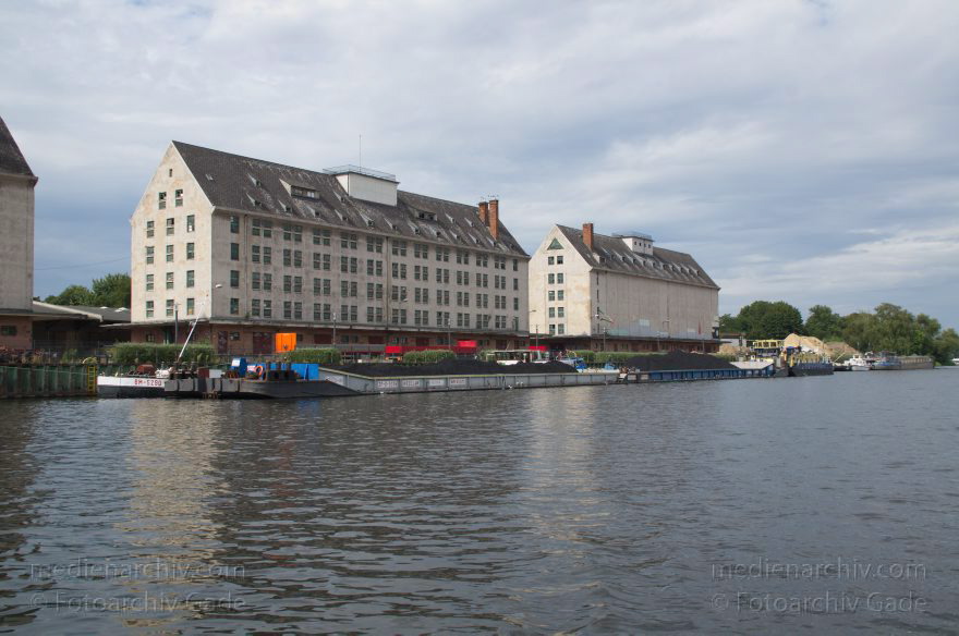 Berlin. Spandau. Havel. Speicher am Westufer der Havel in Hakenfelde. Schubverband
28. 8. 2012. Berlin. Spandau. Fluss Havel. Speicher am Westufer der Havel in Hakenfelde. Schubverband
Schlüsselwörter: Berlin;Binnenschiffe;Deutschland;Fluss;Germany;Hakenfelde;Havel;Schubverband;Spandau;2012;Speicher