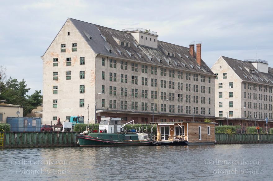 Berlin. Spandau. Havel. Speicher am Westufer der Havel in Hakenfelde
28. 8. 2012. Berlin. Spandau. Fluss Havel. Speicher am Westufer der Havel in Hakenfelde
Schlüsselwörter: Berlin;Deutschland;Fluss;Germany;Hakenfelde;Havel;Spandau;2012;Speicher