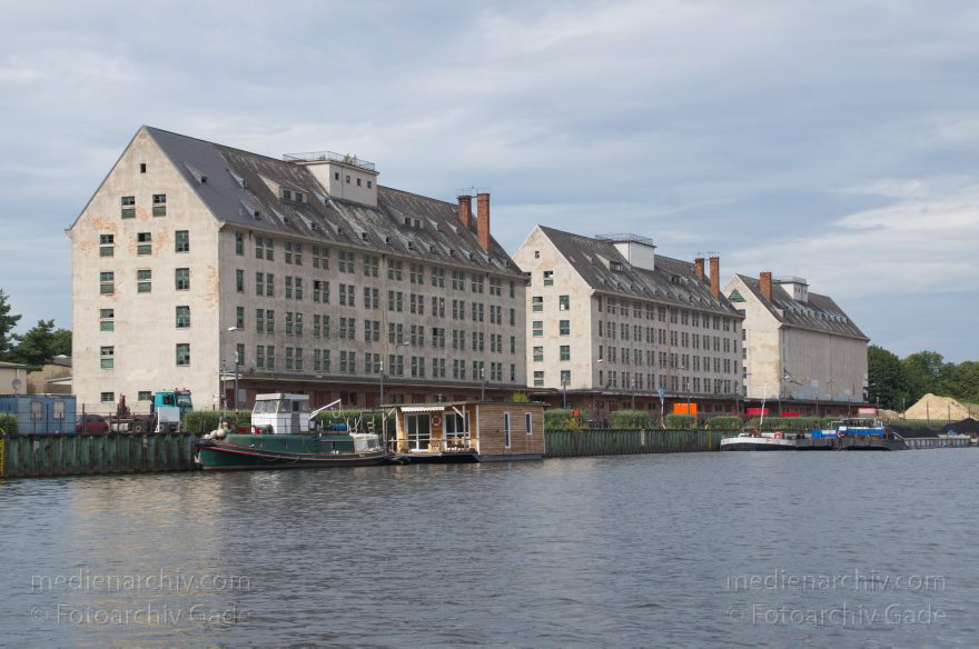 Berlin. Spandau. Havel. Speicher am Westufer der Havel in Hakenfelde
28. 8. 2012. Berlin. Spandau. Fluss Havel. Speicher am Westufer der Havel in Hakenfelde
Schlüsselwörter: Berlin;Deutschland;Fluss;Germany;Hakenfelde;Havel;Spandau;2012;Speicher