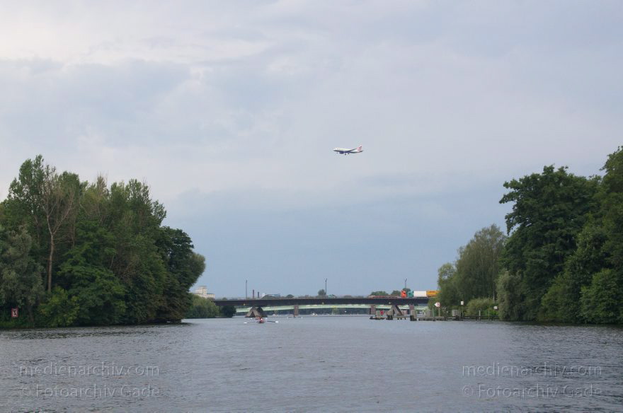 Berlin. Spandau. Insel Großer Wall. Wasserstadtbrücke. Havel. Flugzeug im Landeanflug auf den Flugplatz Tegel.
8. 7. 2012. Berlin. Spandau. Insel Großer Wall. Wasserstadtbrücke. Fluss Havel. Flugzeug im Landeanflug auf den Flugplatz Tegel.
Schlüsselwörter: Berlin;Deutschland;Flugplatz Tegel;Flugzeug;Germany;Havel;Landeanflug;2012;Spandau