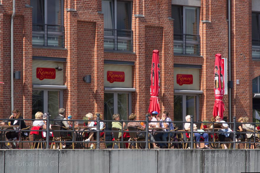 Berlin. Spandau. Havel. Restaurant am Altstadthafen am Ufer der Havel. Raymons
14. 8. 2012. Berlin. Spandau. Fluss Havel. Restaurant am Altstadthafen am Ufer der Havel. Raymons
Schlüsselwörter: Berlin;Deutschland;Fluss;Germany;Havel;Raymons;Restaurant;2012;Spandau