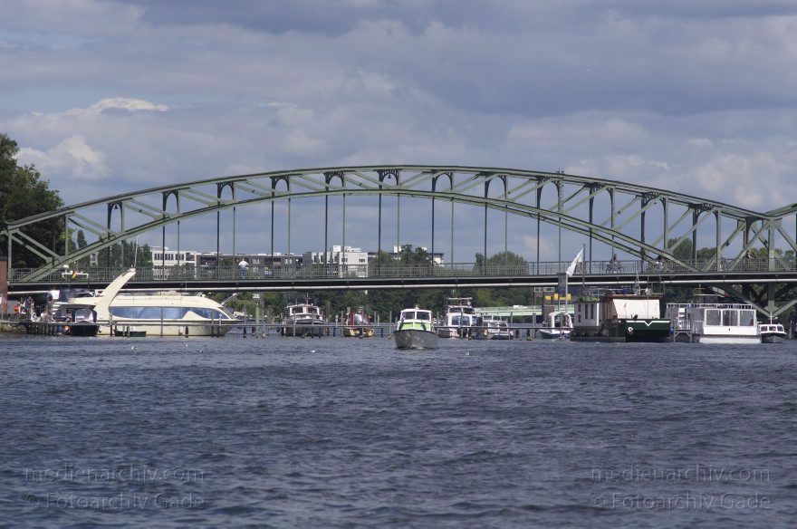 Berlin. Spandau. Havel. Altstadthafen. Eiswerder Brücke
12. 8. 2012. Berlin. Spandau. Fluss Havel. Altstadthafen. Eiswerder Brücke
Schlüsselwörter: Altstadthafen;Berlin;Deutschland;Eiswerderbrücke;Fluss;Germany;Havel;2012;Spandau