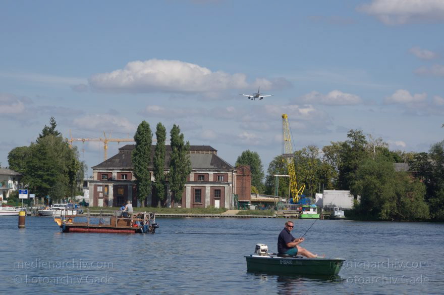 Berlin. Flugzeug tief über Spandau im Landeanflug auf den Flughafen Tegel. Havel
14. 8. 2012. Berlin. Flugzeug tief über Spandau im Landeanflug auf den Flughafen Tegel. Fluss Havel
Schlüsselwörter: Berlin;Deutschland;fliegen;Flugzeuge;Fluss;Germany;Havel;Landeanflug;Spandau;2012;tief