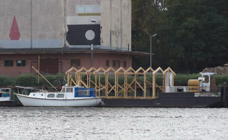 Berlin. Spandau. Havel. Bauarbeiten auf einem Prahm. Boote. Wohnbusfahrer
21. 9. 2012. Berlin. Spandau. Fluss Havel. Bauarbeiten auf einem Prahm. Boote. Wohnbusfahrer
Schlüsselwörter: Berlin;Boote;Deutschland;Germany;Havel;Spandau;2012;Wohnbusfahrer