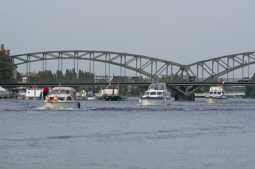 Berlin. Spandau. Havel Eiswerder Brücke. Boote. Schiffe
21. 9. 2012. Berlin. Spandau. Fluss. Obere Havel. Eiswerder Brücke. Boote. Schiffe
Schlüsselwörter: Berlin;Boote;Deutschland;Eiswerderbrücke;Fluss;Germany;Havel;Obere Havel;Schiffe;2012;Spandau