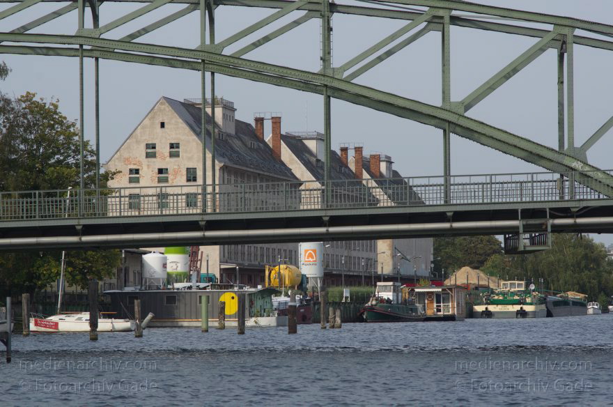 Berlin. Spandau. Havel Eiswerder Brücke. Boote. Schiffe
21. 9. 2012. Berlin. Spandau. Fluss. Obere Havel. Eiswerder Brücke. Boote. Schiffe
Schlüsselwörter: Berlin;Deutschland;Eiswerderbrücke;Fluss;Germany;Havel;Obere Havel;2012;Spandau
