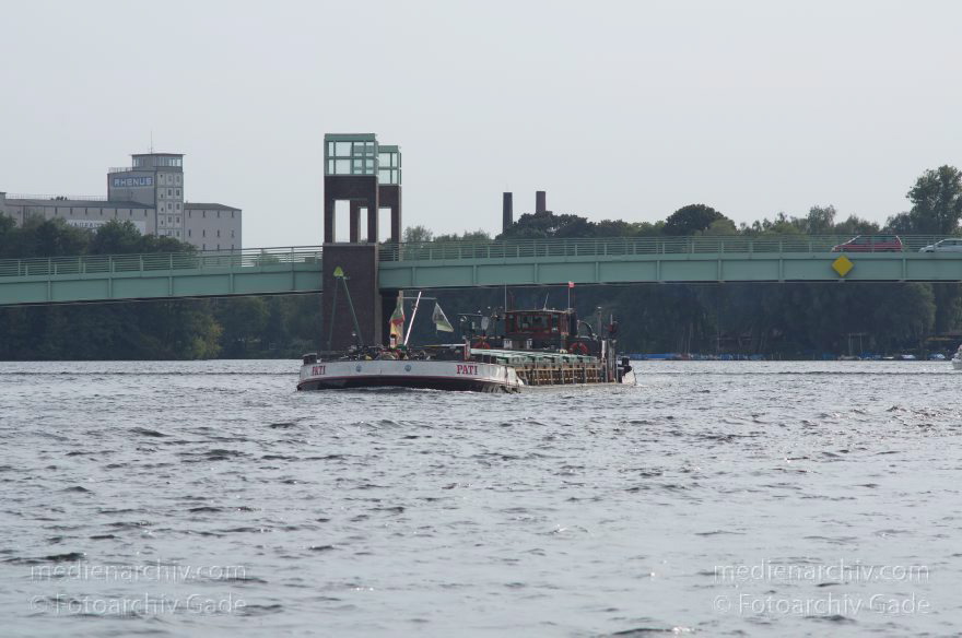 Berlin. Spandau. Havel Binnenschiff. Spandauer-See-Brücke
21. 9. 2012. Berlin. Spandau. Fluss. Obere Havel. Binnenschiff. Spandauer-See-Brücke
Schlüsselwörter: Berlin;Binnenschiffe;Deutschland;Fluss;Germany;Havel;Obere Havel;Spandau;2012;Spandauer-See-Brücke