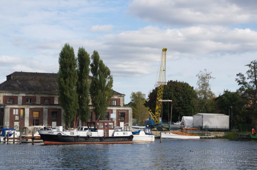 Berlin. Spandau. Obere Havel
23. 9. 2012. Berlin. Spandau. Fluss. Obere Havel
Schlüsselwörter: Berlin;Boote;Deutschland;Fluss;Germany;Hafen;Havel;Liegeplatz;Marina;Obere Havel;Schiffe;2012;Spandau