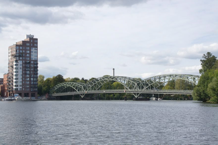 Berlin. Spandau. Havel Eiswerderbrücke
23. 9. 2012. Berlin. Spandau. Fluss. Obere Havel. Eiswerderbrücke
Schlüsselwörter: Berlin;Deutschland;Eiswerderbrücke;Fluss;Germany;Havel;Obere Havel;2012;Spandau