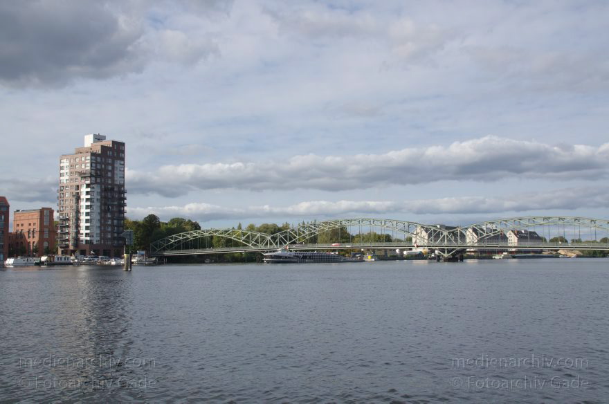 Berlin. Spandau. Havel Eiswerderbrücke
23. 9. 2012. Berlin. Spandau. Fluss. Obere Havel. Eiswerderbrücke
Schlüsselwörter: Berlin;Deutschland;Eiswerderbrücke;Fluss;Germany;Havel;Obere Havel;2012;Spandau