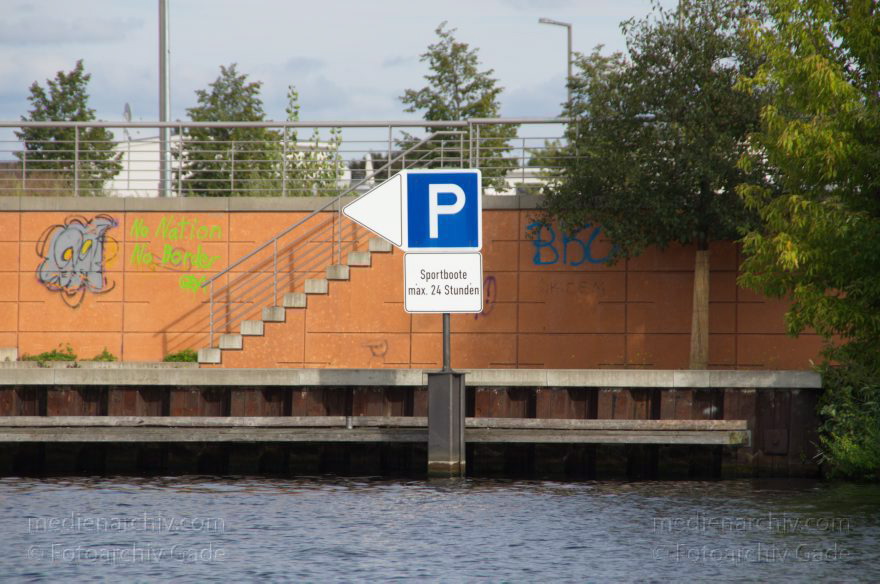 Berlin. Spandau. Havel Kostenloser Liegeplatz für Sportboote
23. 9. 2012. Berlin. Spandau. Fluss. Obere Havel. Kostenloser Liegeplatz für Sportboote
Schlüsselwörter: Berlin;Deutschland;Fluss;Germany;Havel;Liegeplatz;Obere Havel;Spandau;2012;Sportboote