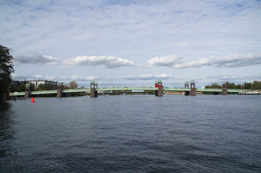Berlin. Spandau. Havel Spandauer-Damm-Brücke
23. 9. 2012. Berlin. Spandau. Obere Havel. Fluss. Spandauer-Damm-Brücke
Schlüsselwörter: Berlin;Deutschland;Fluss;Germany;Havel;Obere Havel;Spandau;2012;Spandauer-Damm-Brücke