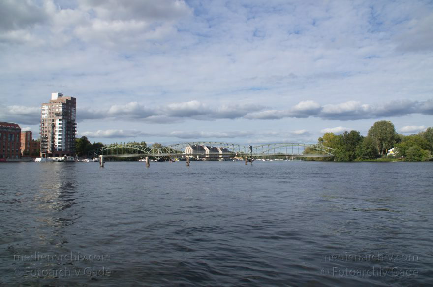 Berlin. Spandau. Havel Altstadthafen. Eiswerderbrücke
23. 9. 2012. Berlin. Spandau. Fluss. Obere Havel. Altstadthafen. Eiswerderbrücke
Schlüsselwörter: Altstadthafen;Berlin;Deutschland;Eiswerderbrücke;Fluss;Germany;Havel;Obere Havel;2012;Spandau