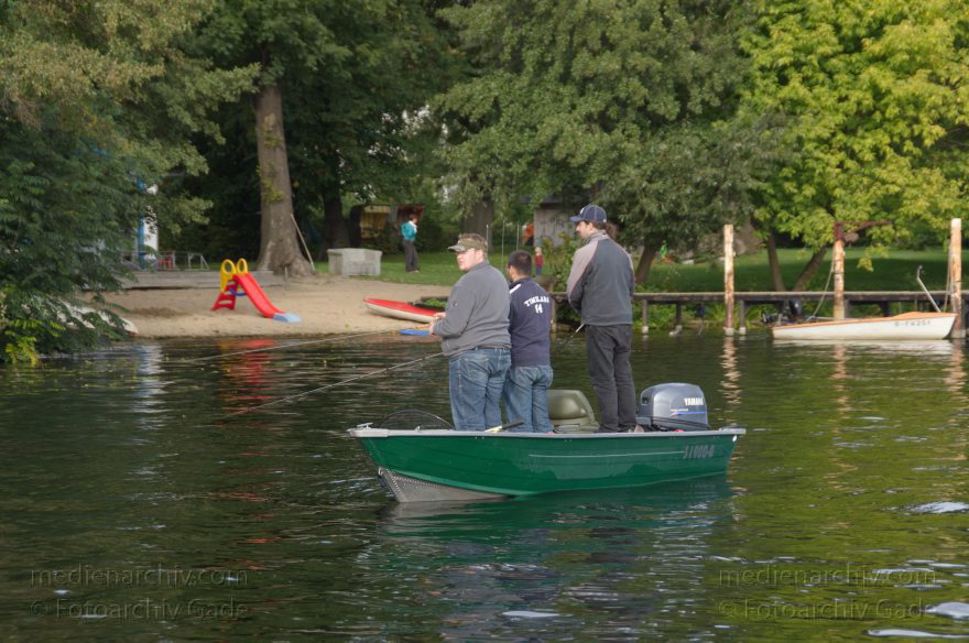 Berlin. Spandau. Havel Drei Angler in einem Boot vor der Insel Valentinswerder
23. 9. 2012. Berlin. Spandau. Fluss. Obere Havel. Drei Angler in einem Boot vor der Insel Valentinswerder
Schlüsselwörter: angeln;Angler;Berlin;Boote;Deutschland;Fluss;Germany;Havel;Obere Havel;2012;Valentinswerder