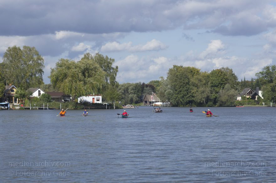 Berlin. Spandau. Havel Kanus. Kajaks. Paddelboote. Wassersport
30. 9. 2012. Berlin. Spandau. Obere Havel. Fluss. Kanus. Kajaks. Paddelboote. Wassersport
Schlüsselwörter: Berlin;Deutschland;Fluss;Germany;Havel;Kajaks;Kanus;Obere Havel;Paddelboote;paddeln;Senioren;Sport;2012;Wassersport