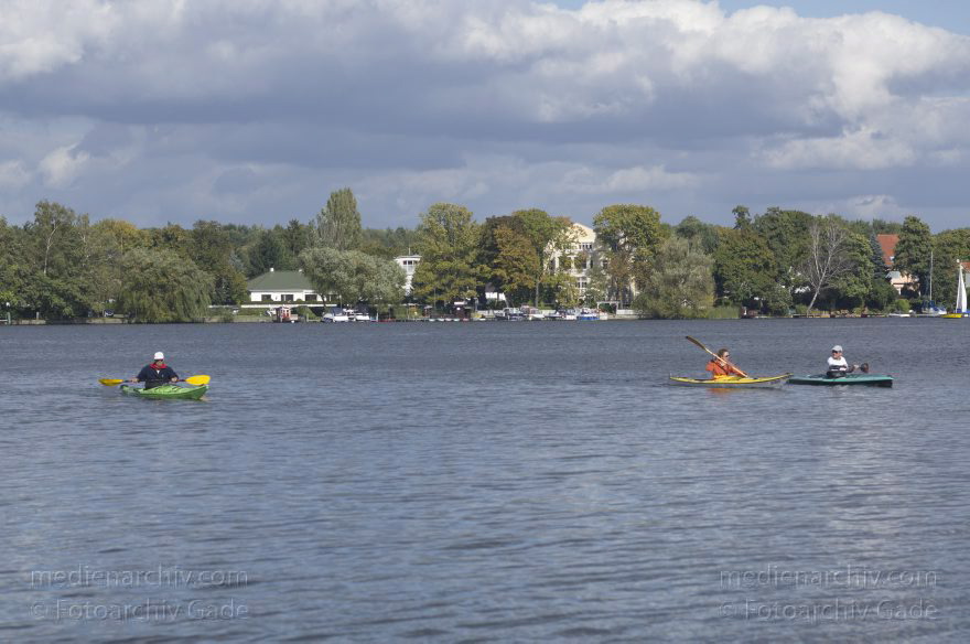 Berlin. Spandau. Havel Kanus. Kajaks. Paddelboote. Wassersport
30. 9. 2012. Berlin. Spandau. Obere Havel. Fluss. Kanus. Kajaks. Paddelboote. Wassersport
Schlüsselwörter: Berlin;Deutschland;Fluss;Germany;Havel;Kajaks;Kanus;Obere Havel;Paddelboote;paddeln;Senioren;Sport;2012;Wassersport
